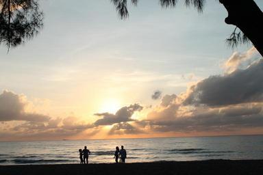 sunrise-beach-vacation-shore-ocean-710120.jpg
